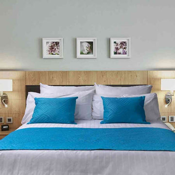 Traversă de pat Pique Anderson Weaves Turquoise pentru stilizarea camerei de hotel